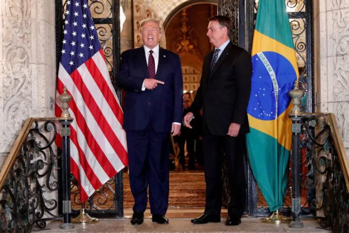 Donald Trump e Jair Bolsonaro durante encontro em Palm Beach, na Flórida, em 2020 - Foto: REUTERS/Tom Brenner