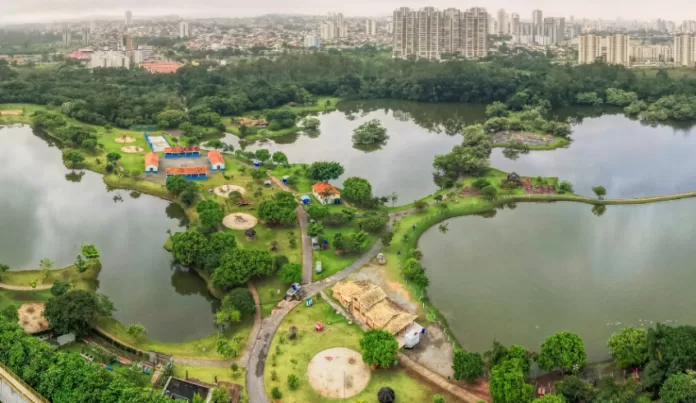 Com 215 mil metros quadrados de área, o Parque Centenário possui quatro lagos e um museu que retrata a história dos imigrantes japoneses - Divulgação/PMMC