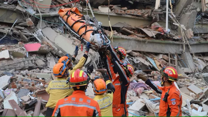 Resgate de uma mulher grávida sobrevivente do terremoto em Mandalay, em Mianmar, na segunda-feira (31) - Foto: Myo Kyaw Soe (AP)