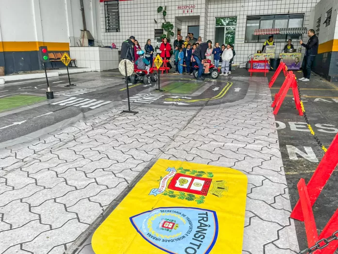 Entre as atividades, blitzs educativas foram realizadas em pontos estratégicos da cidade e agentes de trânsito dialogaram com motoristas e pedestres sobre atitudes seguras - Laura Ramos / Secom Ferraz.